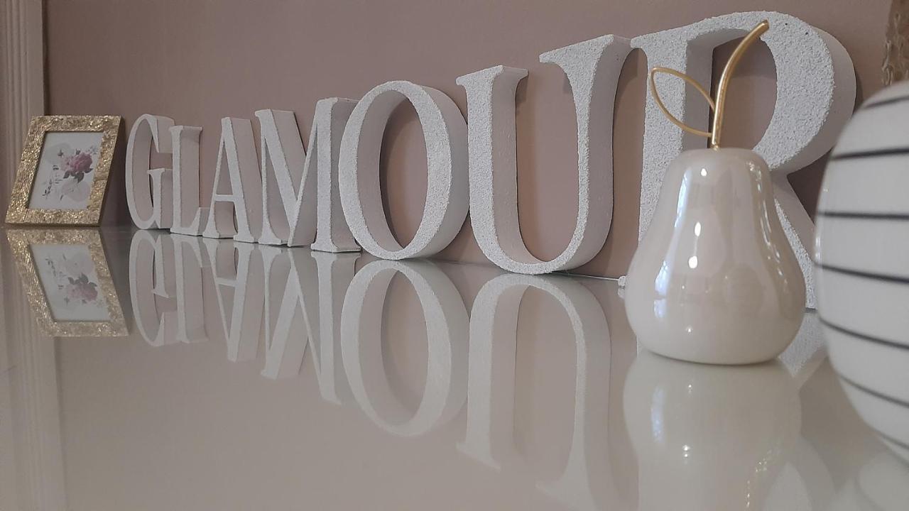 Glamour Apartman Gyula Bagian luar foto