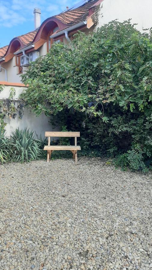 Glamour Apartman Gyula Bagian luar foto