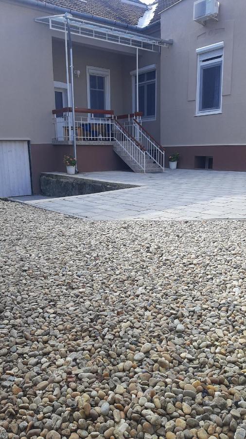 Glamour Apartman Gyula Bagian luar foto